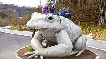Statue av padden i Austefjorden. Foto